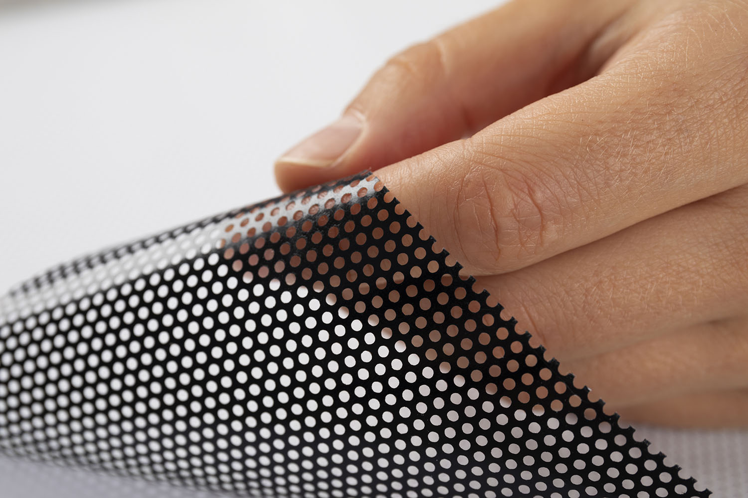 Folia samoprzylepna do druku naklejek – porównanie rodzajów i zastosowań. Którą wybrać?