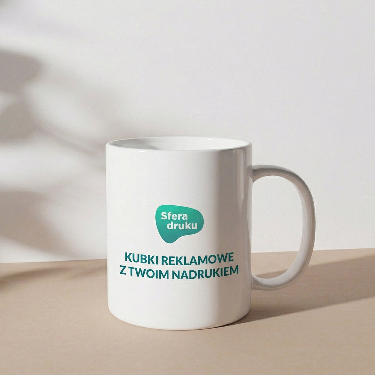 Biały ceramiczny kubek reklamowy 300ml z kolorowym logo firmy na środku Sfera Druku drukarnia internetowa